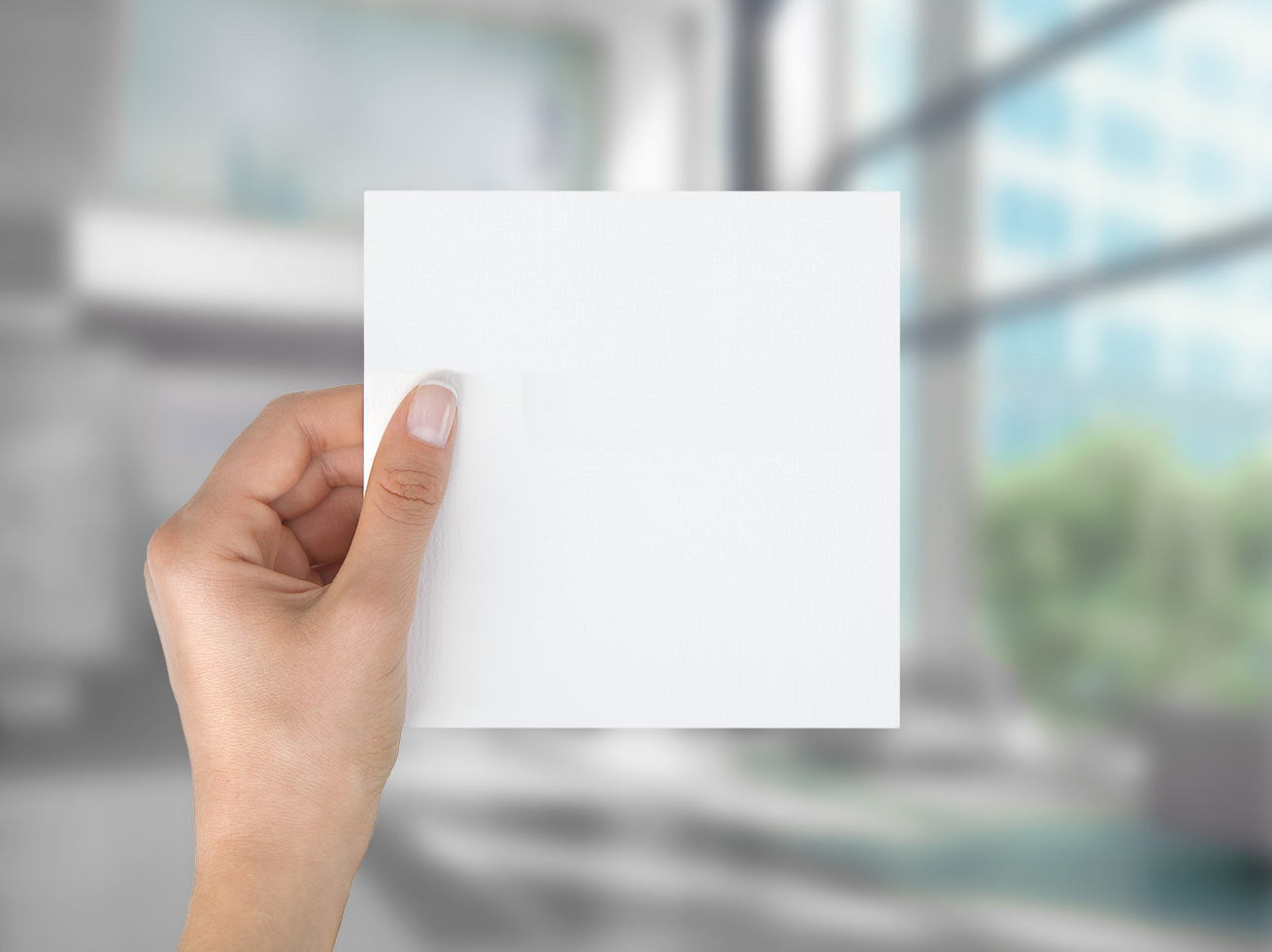 Zu sehen ist das Format 155 x 155 quadratisch, Blanko, von einer Hand gehalten.