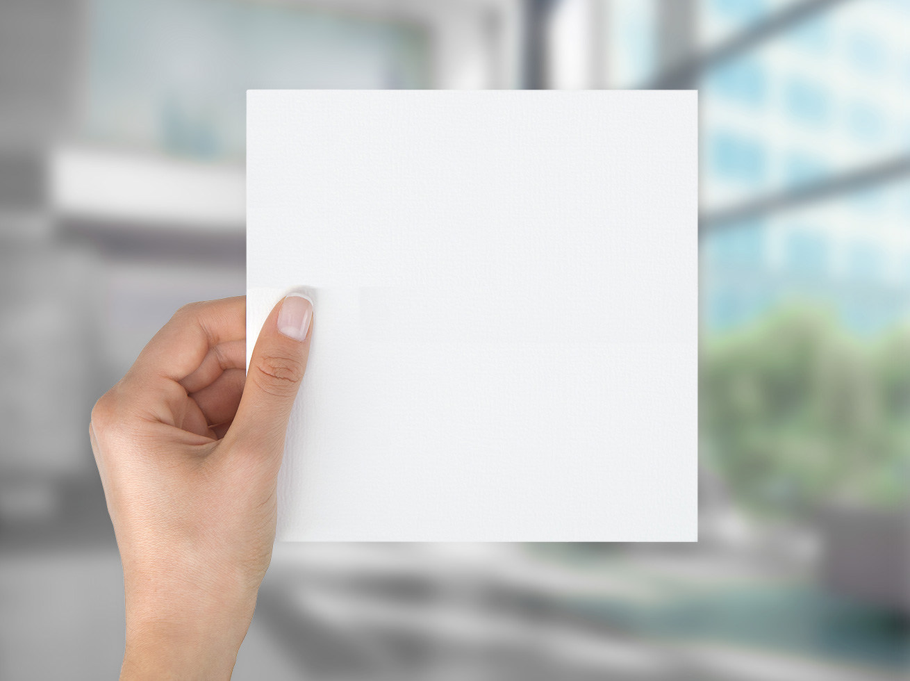 Zu sehen ist das Format 210 x 210 quadratisch, Blanko, von einer Hand gehalten.