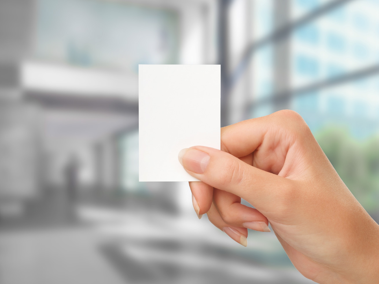 Zu sehen ist das Format DIN A8 hoch, Blanko, von einer Hand gehalten.