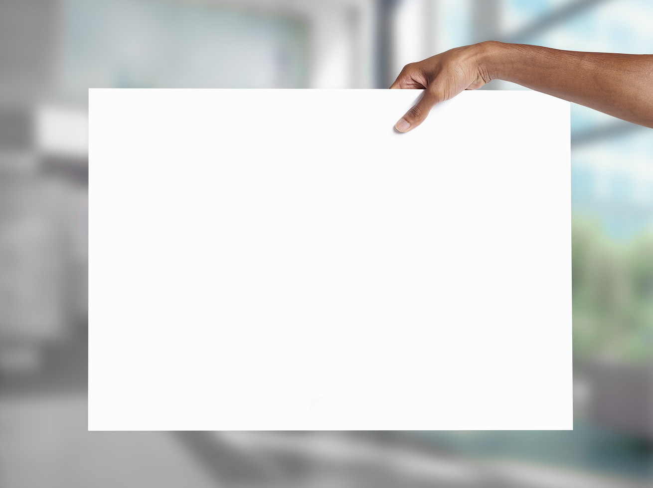 Zu sehen ist das Format DIN A2 quer, Blanko, von einer Hand gehalten.