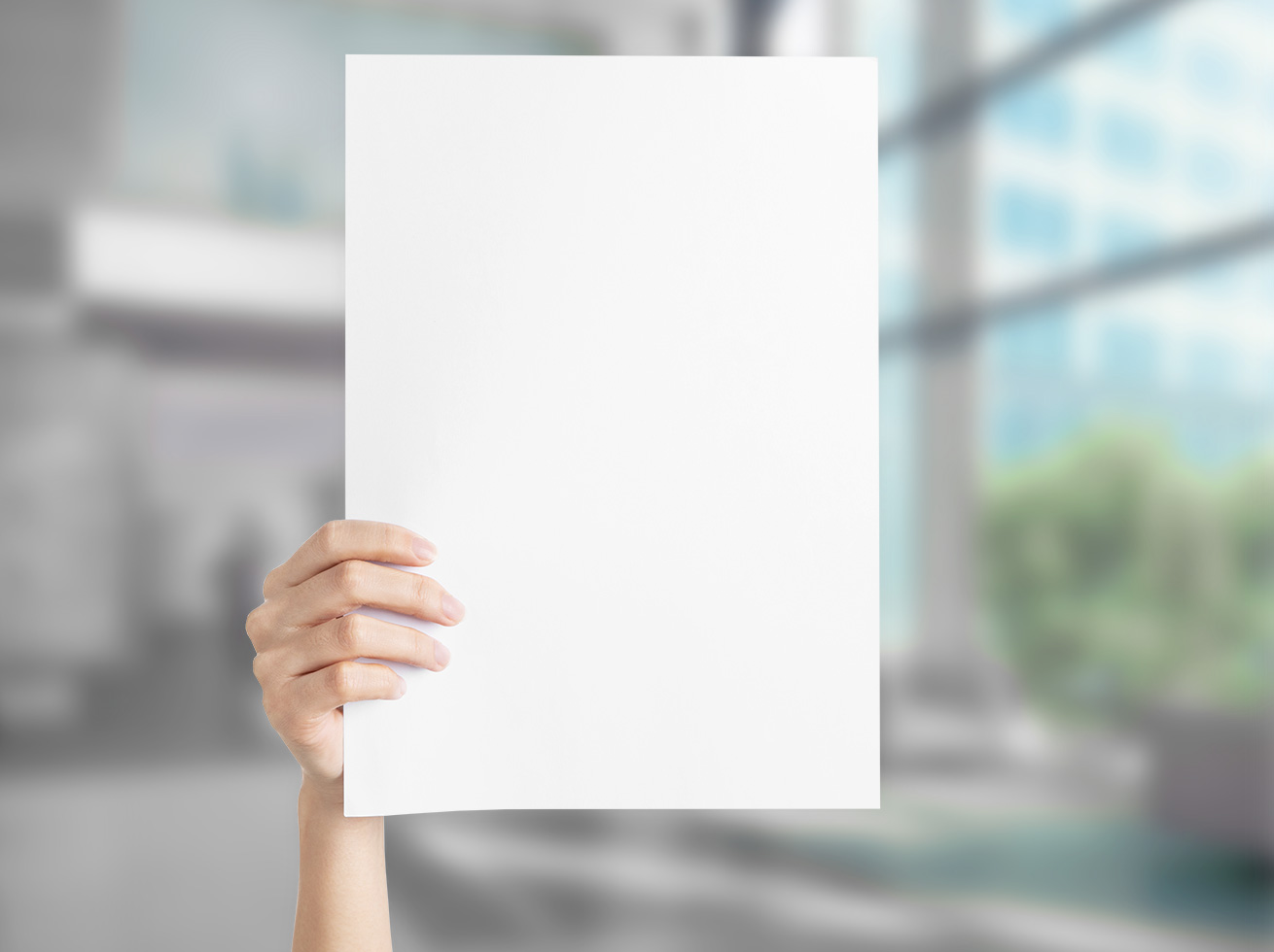 Zu sehen ist das Format DIN A3 hoch, Blanko, von einer Hand gehalten.