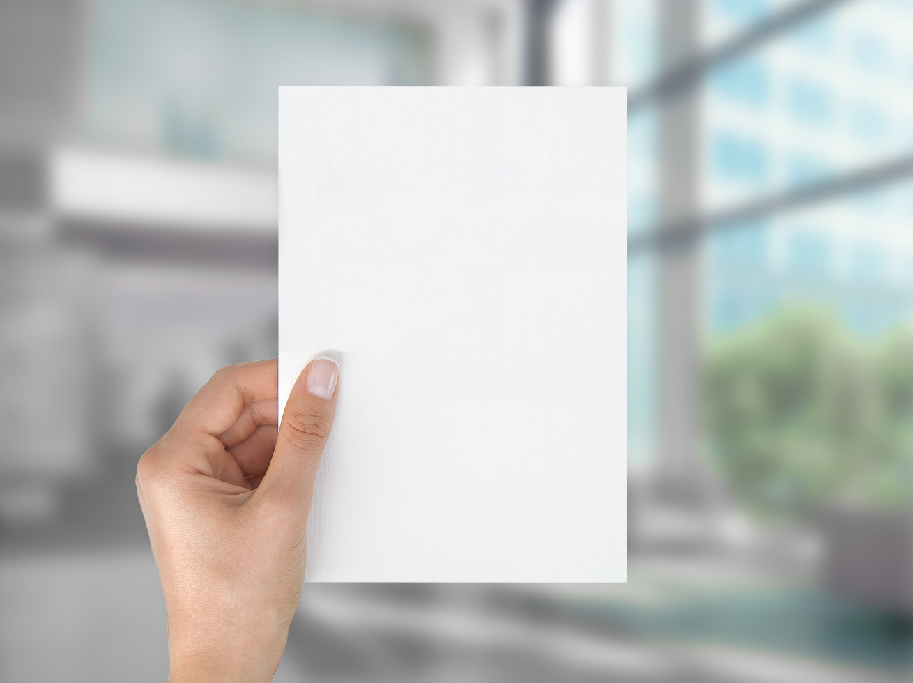 Zu sehen ist das Format DIN A5 hoch, Blanko, von einer Hand gehalten.