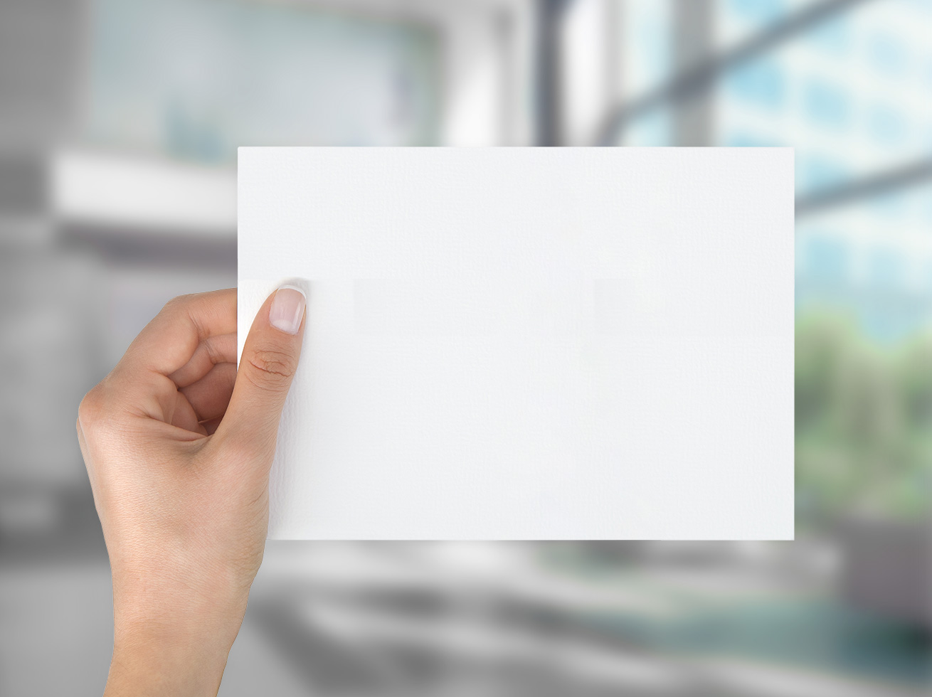 Zu sehen ist das Format DIN C5 quer, Blanko, von einer Hand gehalten.