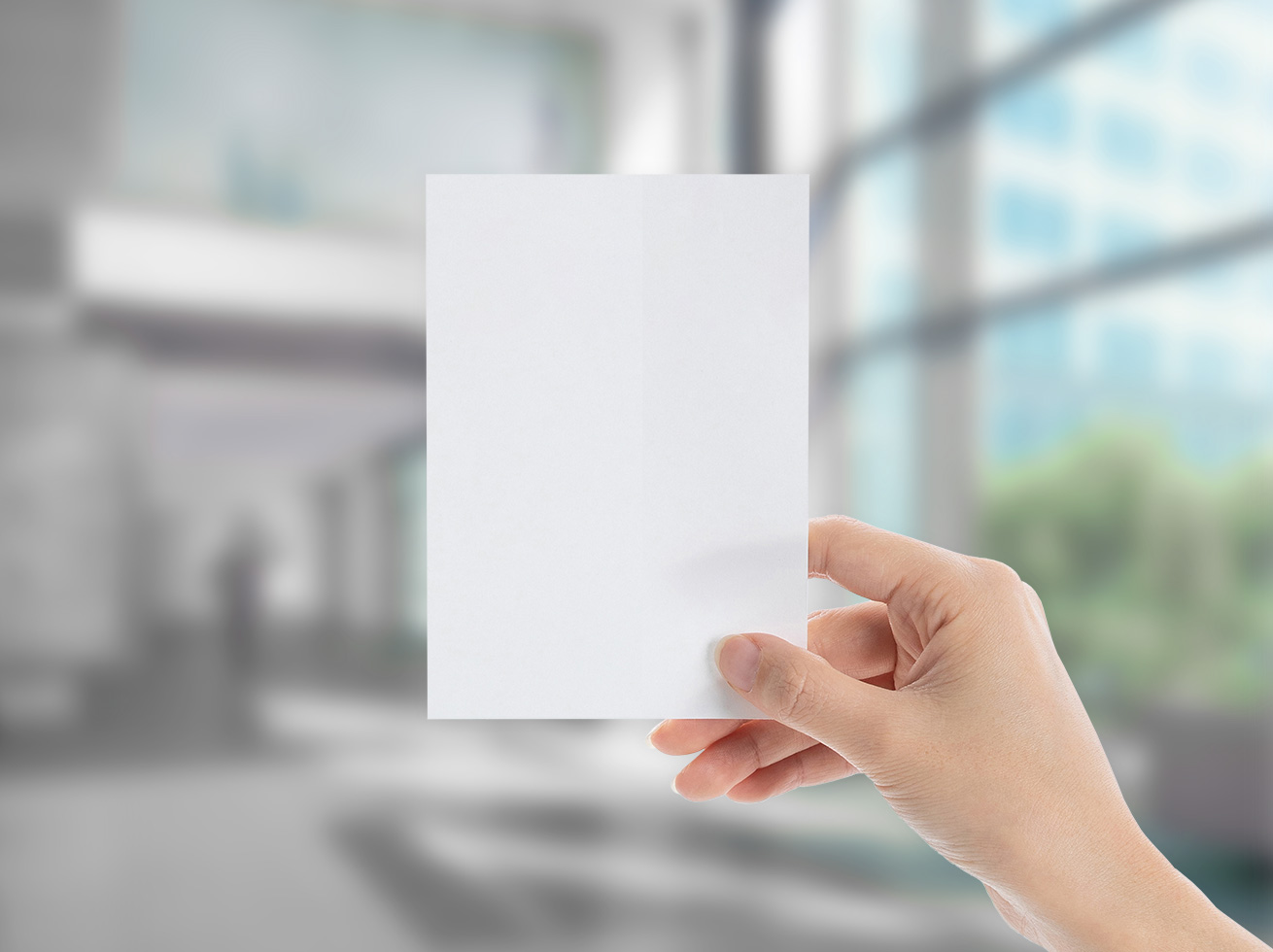 Zu sehen ist das Format DIN A6 hoch, Blanko, von einer Hand gehalten.