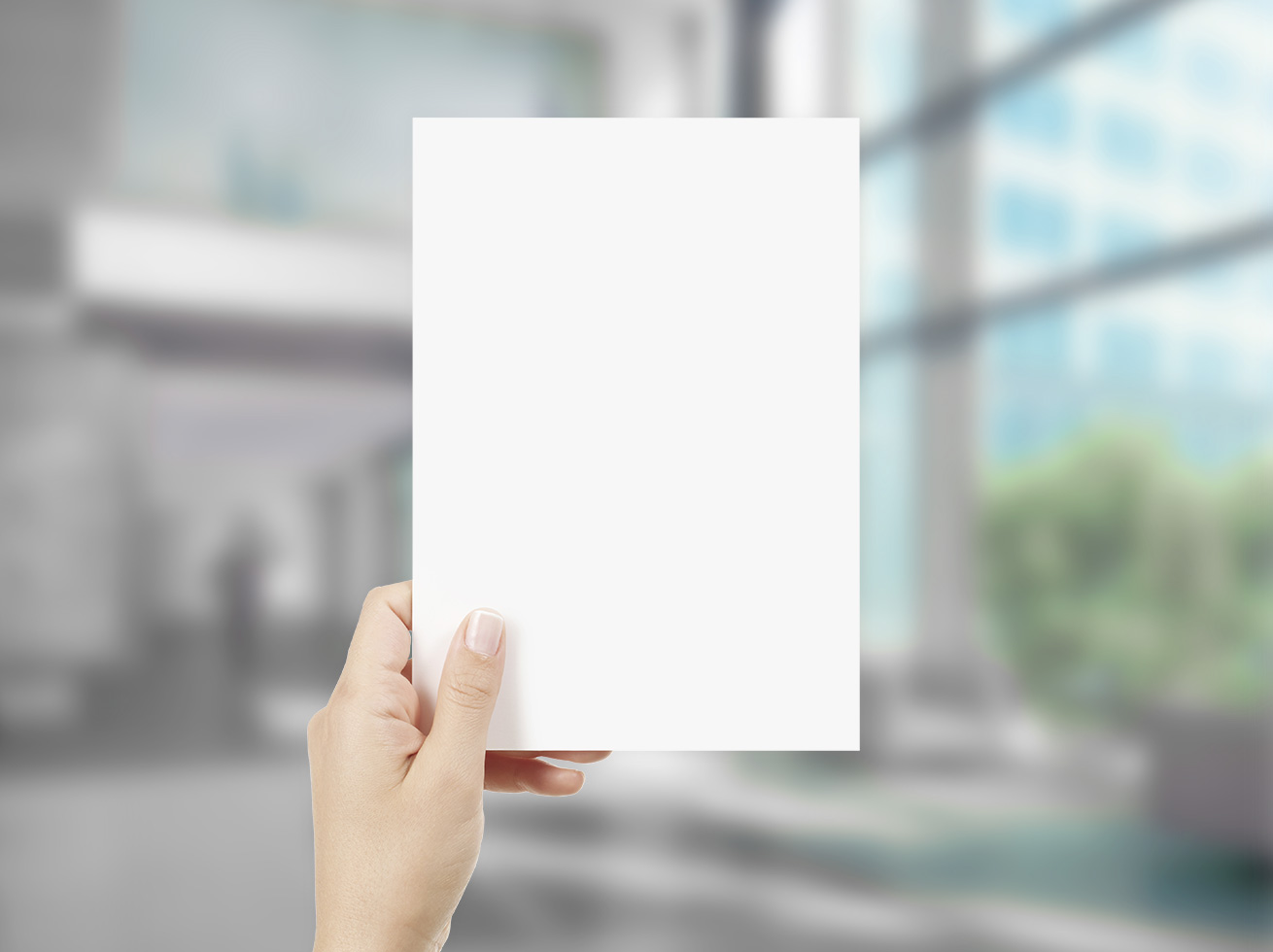 Zu sehen ist das Format DIN B4 hoch, Blanko, von einer Hand gehalten.