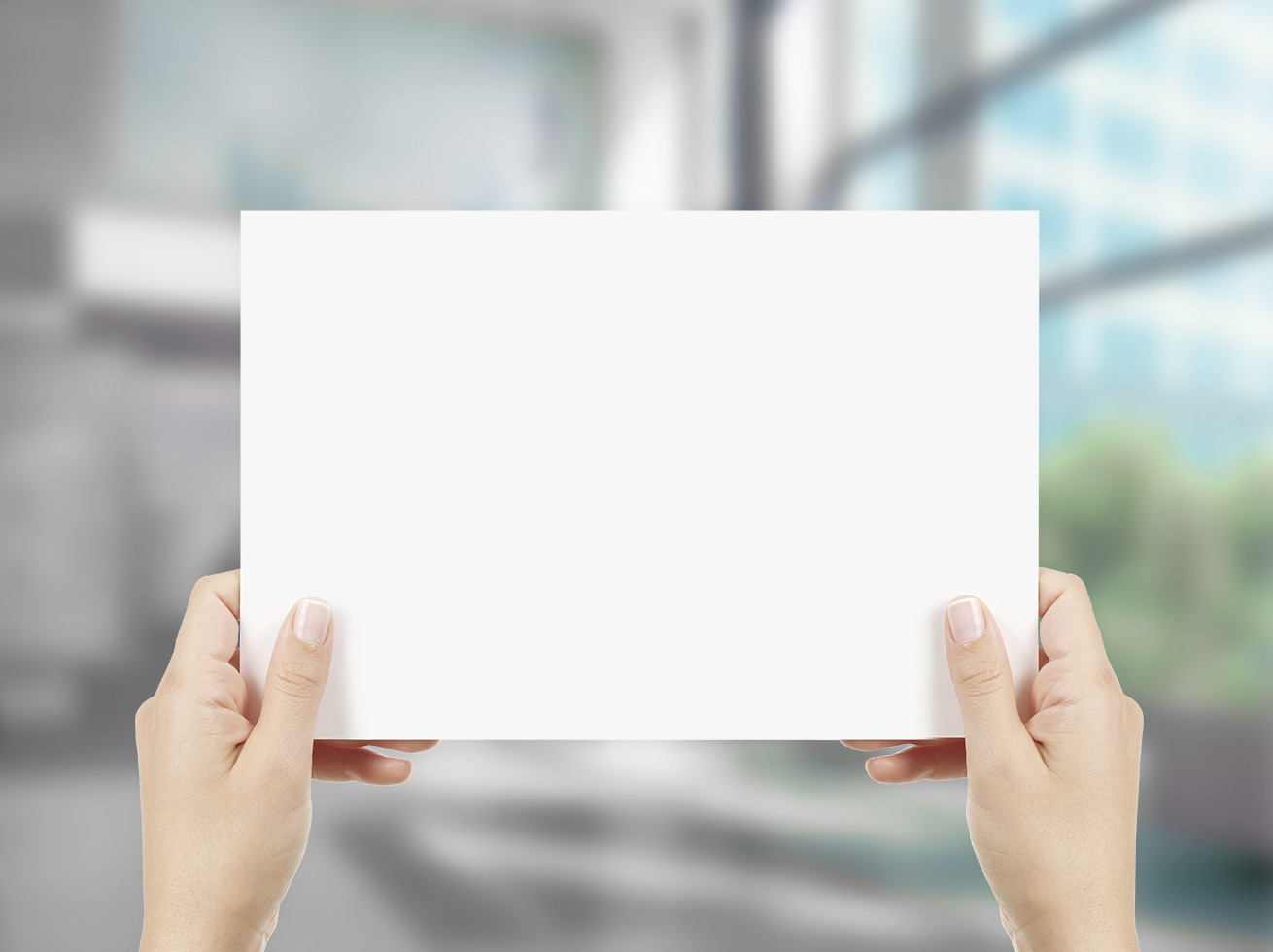Zu sehen ist das Format DIN B4 quer, Blanko, von einer Hand gehalten.