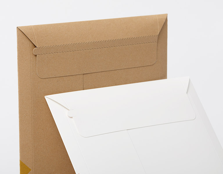 Die Abbildung zeigt die verschiedenen Ausführungen Selbstklebeverschluss mit Aufreißband oder Aufreißperforation.