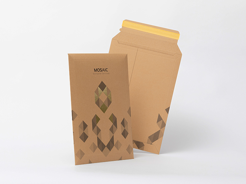 Die Abbildung zeigt zwei Versandtaschen im DIN B4 Hochformat mit edler Goldfolienprägung.