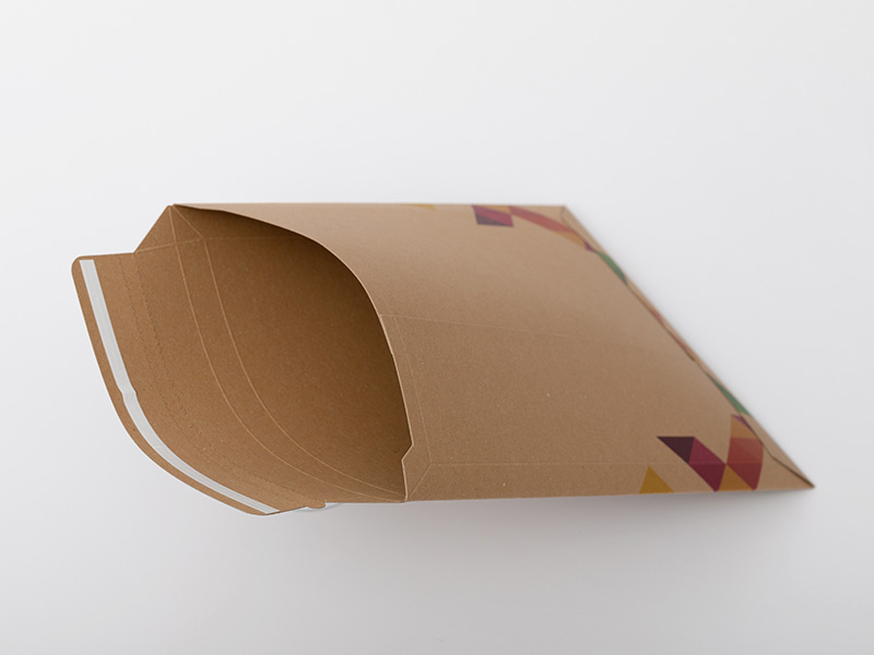 Die Abbildung zeigt eine offene Versandtasche aus Recyclingpapier im DIN B5 Hochformat.